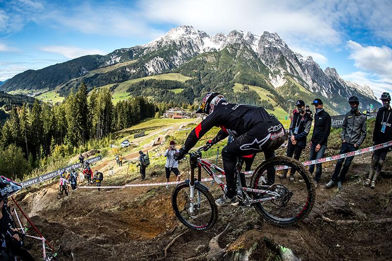 Downhill mountain bike competition online